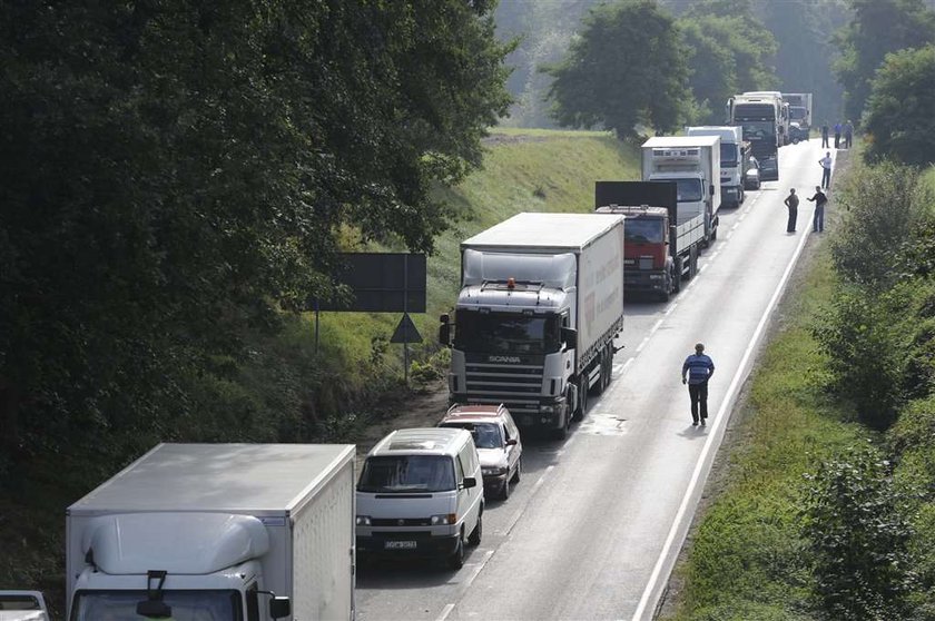 Tir pełen piachu wypadł z drogi