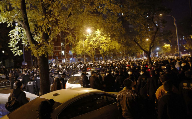 Protest w Pekinie przeciwko ograniczeniom Covid wywołanym pożarem w Urumqi, w którym zginęło 10 osób