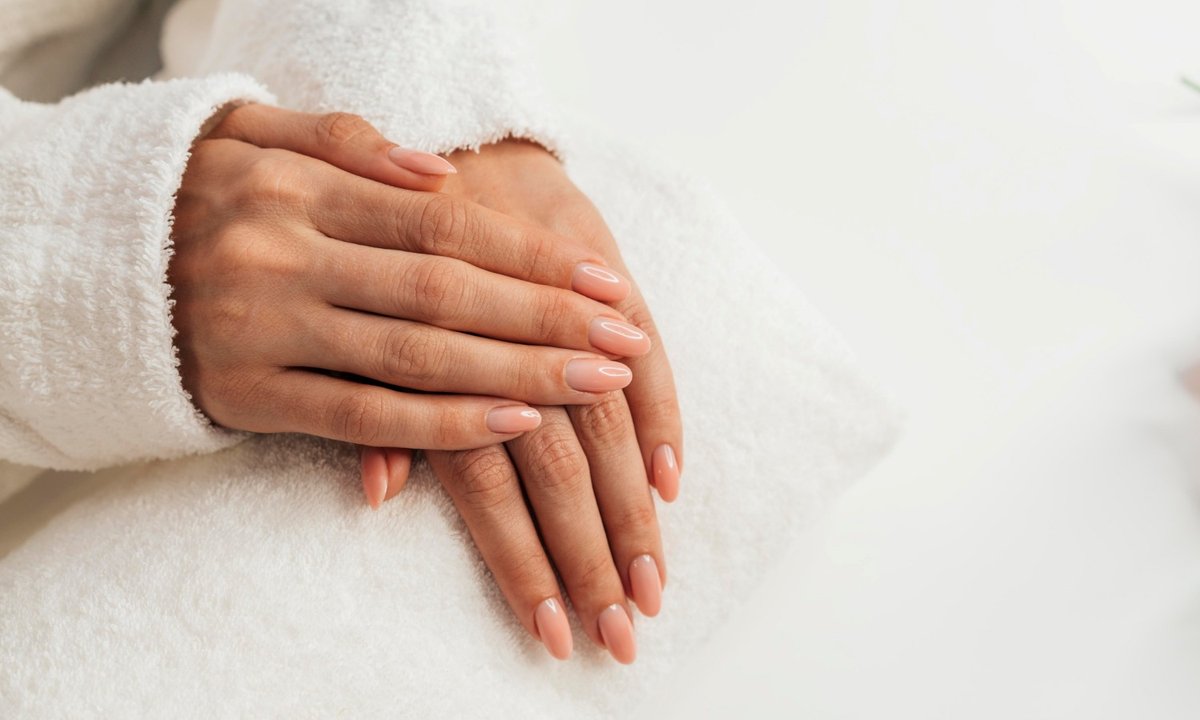 Manicure hybrydowy w domu – jak zrobić go dobrze i bez typowych błędów?