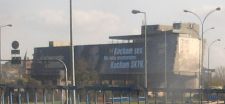 Gigantyczny billboard znów budzi kontrowersje. Seks pod Wawelem...