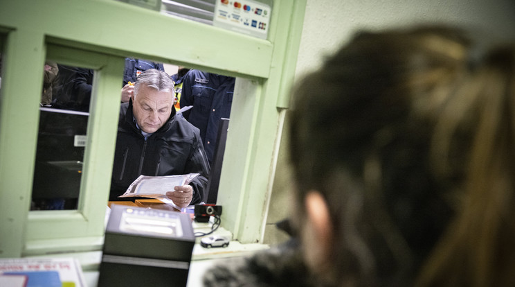 A miniszterelnök határszemlét tartott a csengersimai magyar-román határállomáson / Fotó: MTI/Miniszterelnöki Sajtóiroda/Fischer Zoltán