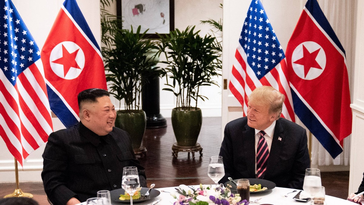 Korea Północna rozpoczęła odbudowę obiektów służących do wystrzelenia rakiet, które zaczęto demontować po pierwszym szczycie Kim Dzon Una z prezydentem USA Donaldem Trumpem w zeszłym roku - informuje NBC News.