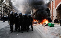 Czy protestujący Paryż utonie w śmieciach?