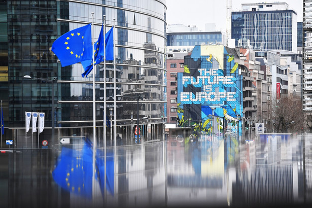 Unia Europejska (UE). Flagi przed budynkiem KE w Brukseli