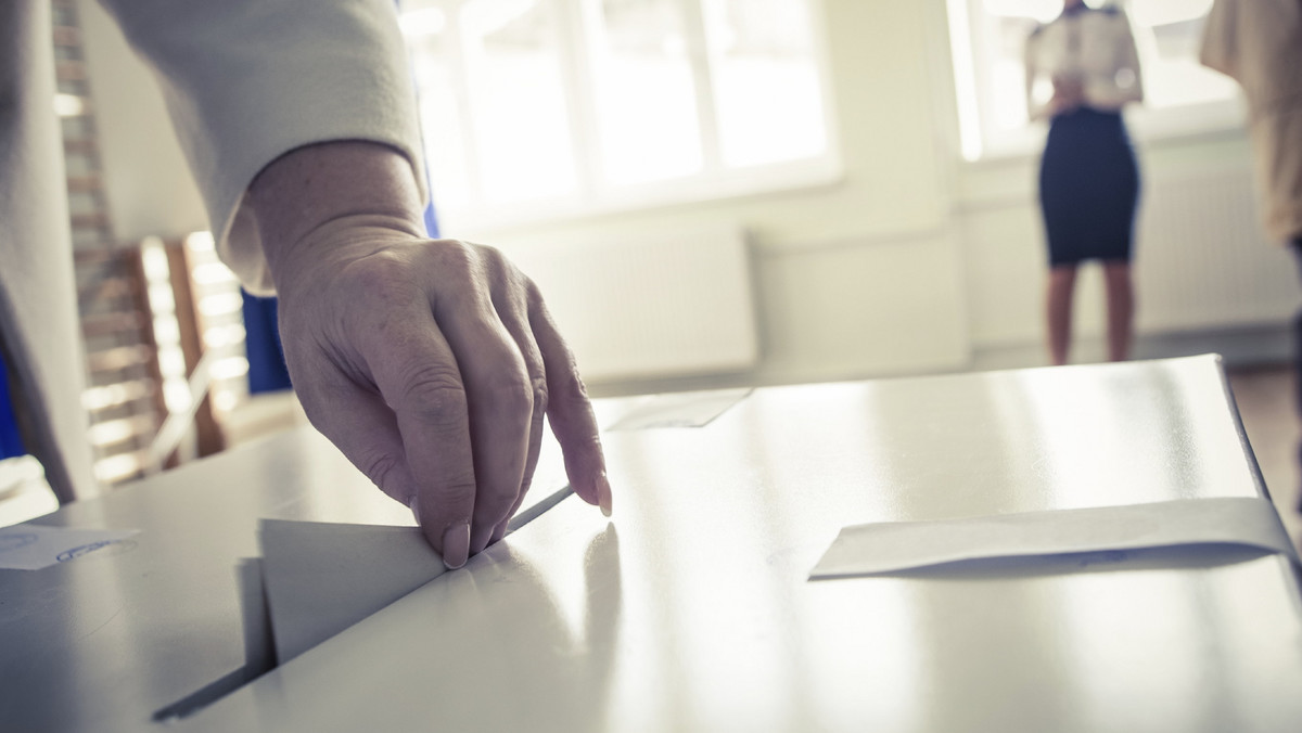 Ostatni dzień kampanii prezydenckiej obfituje w kolejne sondaże wyborcze. W ciągu jednego dnia pojawiły się aż cztery badania. Liderem niezmiennie jest Bronisław Komorowski. Największy wzrost poparcia notuje natomiast Paweł Kukiz, który bije kolejne rekordy popularności.