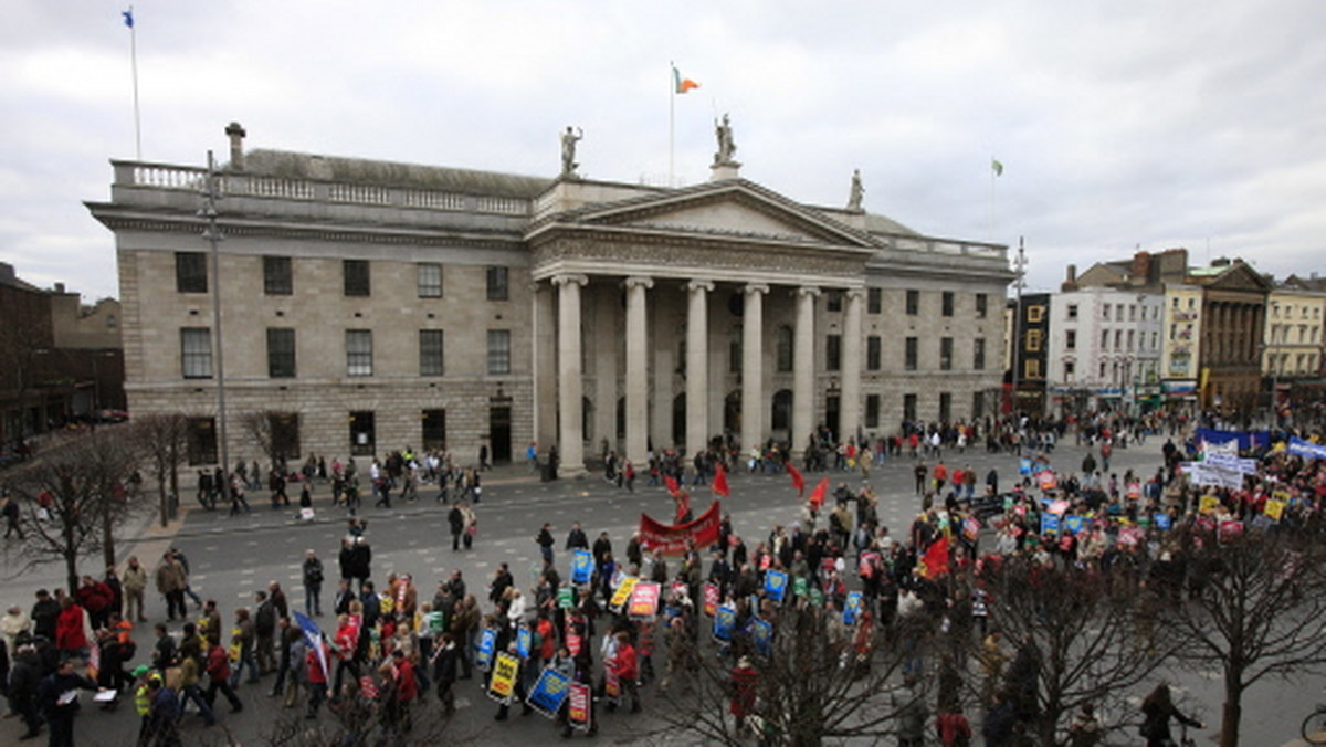 Jednym z krajów, w których doszło do akcji związkowców w Europejskim Dniu Protestu jest Irlandia. Protesty w Dublinie zaczęły się spektakularnie, od zamachu na parlament przy pomocy... betoniarki.