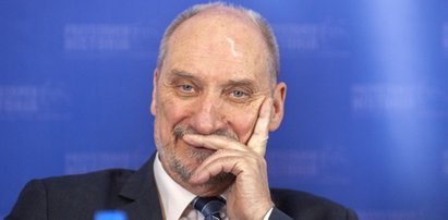 Macierewicz wzywa posłów PO na przesłuchania. Chodzi o katastrofę smoleńską. "Kuriozalne wezwanie"