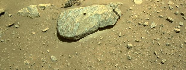 Marsjański kamień z dziurą po wiertle łazika