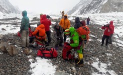 Francuskie media nie wiedza, kto uratował Revol? Mówią o 'ekipie alpinistów pakistańskich'