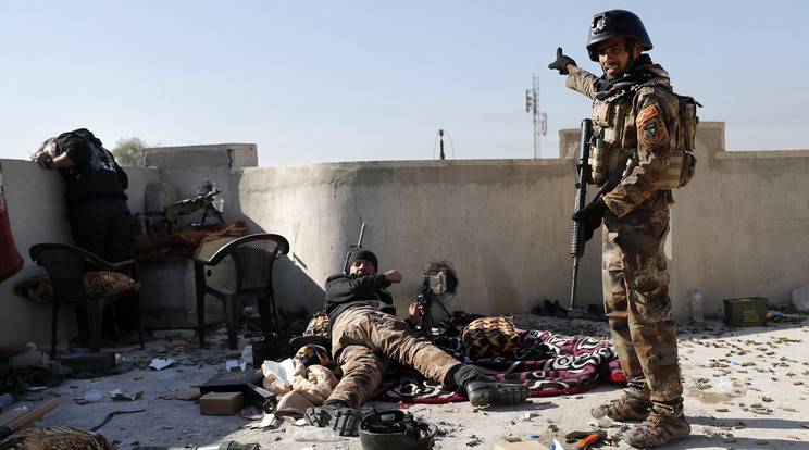 Az ostromló iraki katonák
házról házra haladnak előre /Fotó: AFP
