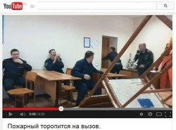 Strażacy lubią dowcipy. Zobacz, jak wkręcili swojego kolegę [WIDEO]