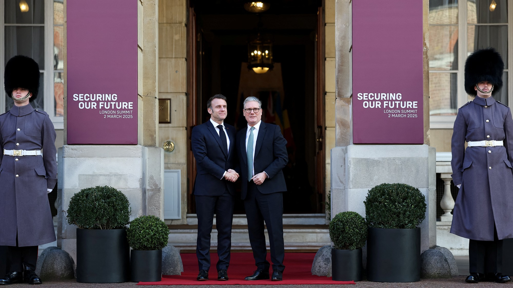 Emmanuel Macron a Keir Starmer na samite v Londýne, 2. marca 2025