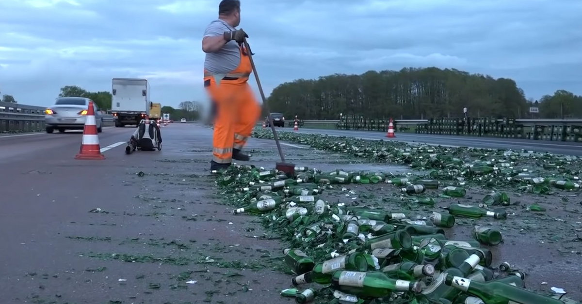 Alemania.  Un centenar de cajas de cerveza cayeron del camión en la A1.
