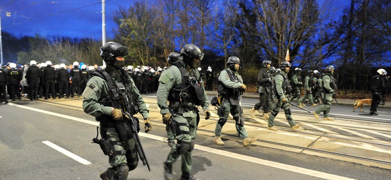 Policja uzbrojona po zęby. Nadzwyczajne środki bezpieczeństwa na meczu w Szczecinie. ZDJĘCIA