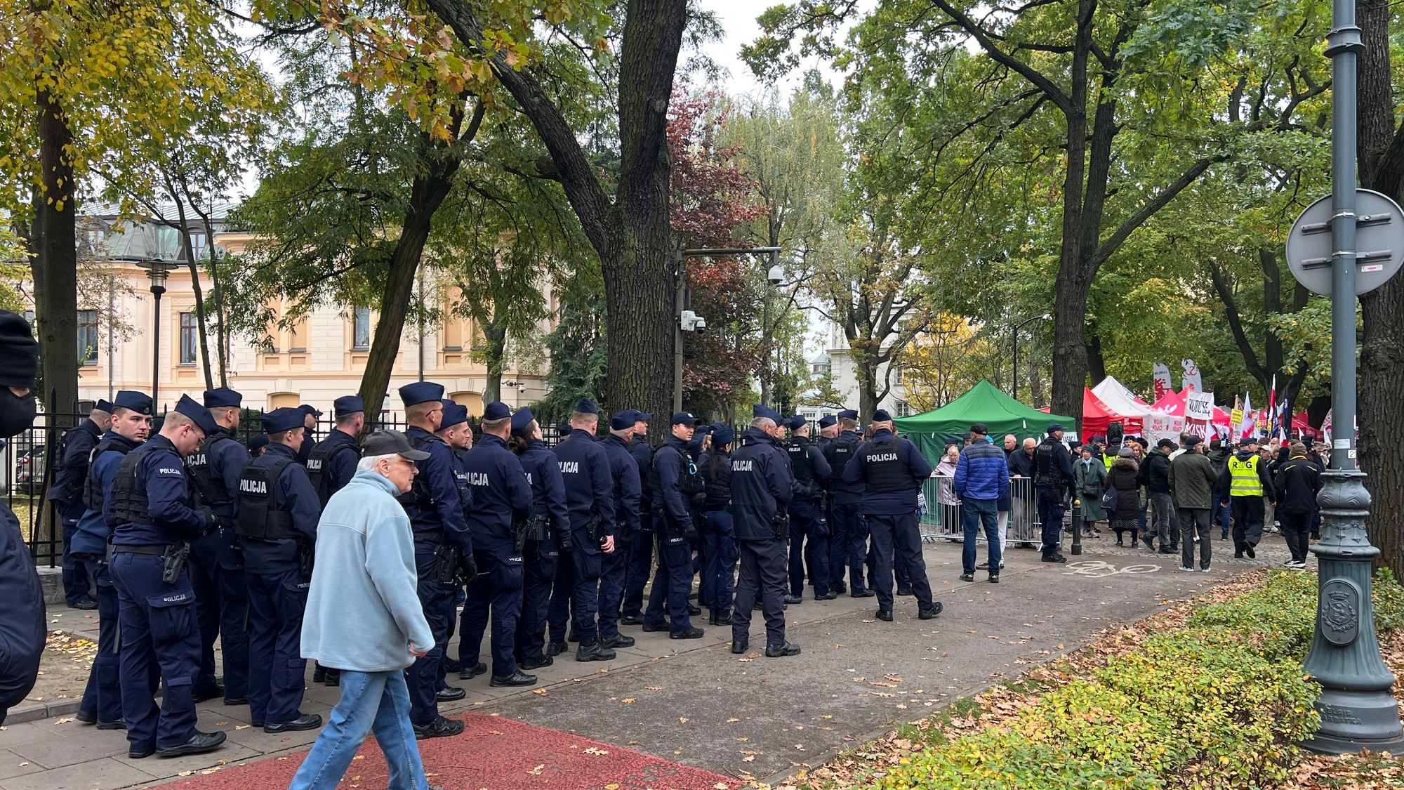 Polícia počas protestu pred poľským Ústavným súdom vo Varšave v stredu 14. októbra 2026, ilustračné foto.