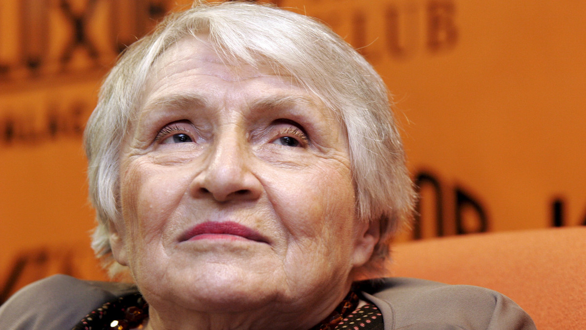 Francuska pisarka Anne Golon, współautorka serii znanych powieści o markizie Angelice, zmarła w piątek w Wersalu w wieku 95 lat. O śmierci powieściopisarki poinformowała w niedzielę jej córka Nadine Goloubinoff.