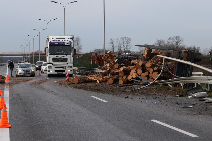 Tir roztrzaskał się o barierki. Drzewo wypadło na drogę