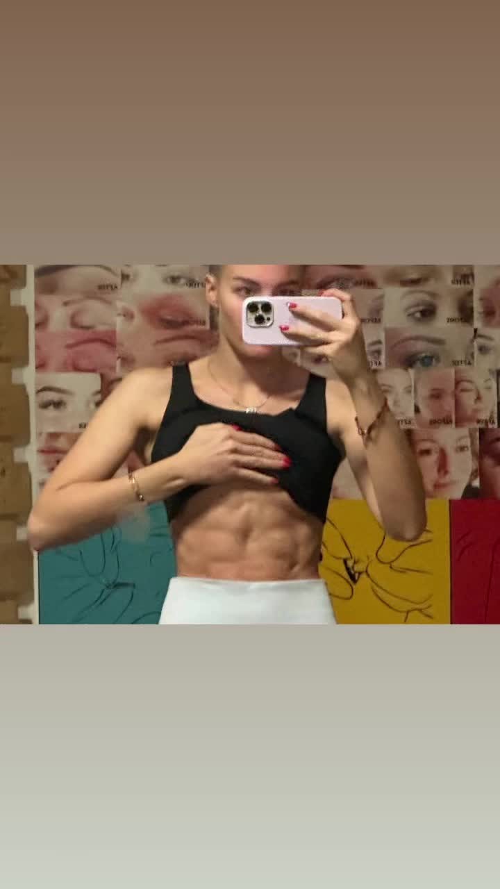 Saša Horňáková ukázala vypracované brucho.