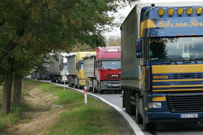 TIR zderzył się z autobusem. Są ranni