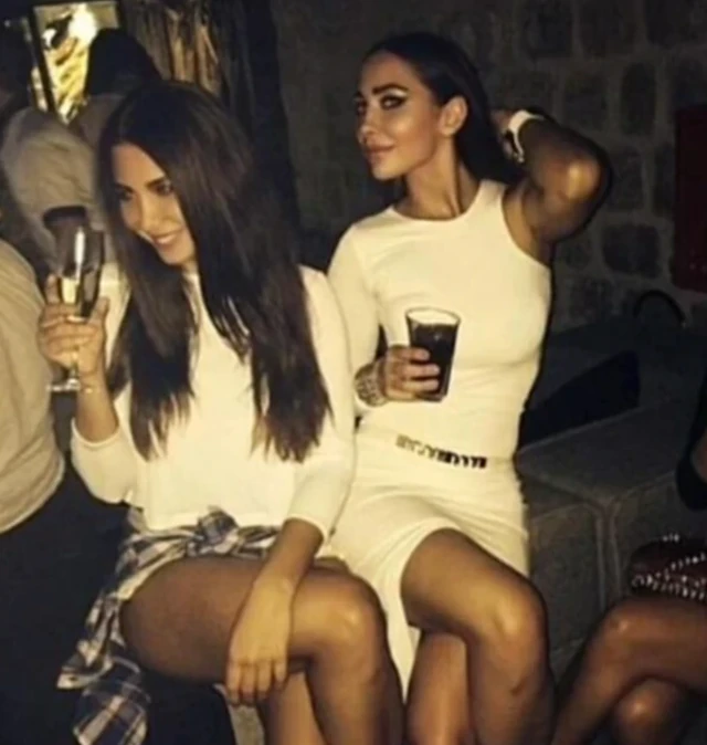 Ovako su SESTRE AHMIĆ izgledale pre svih OPERACIJA! Isplivala njihova fotografija iz noćnog provoda, ZIFT CRNE KOSE, niko ne bi rekao da su OVO ONE! (FOTO)