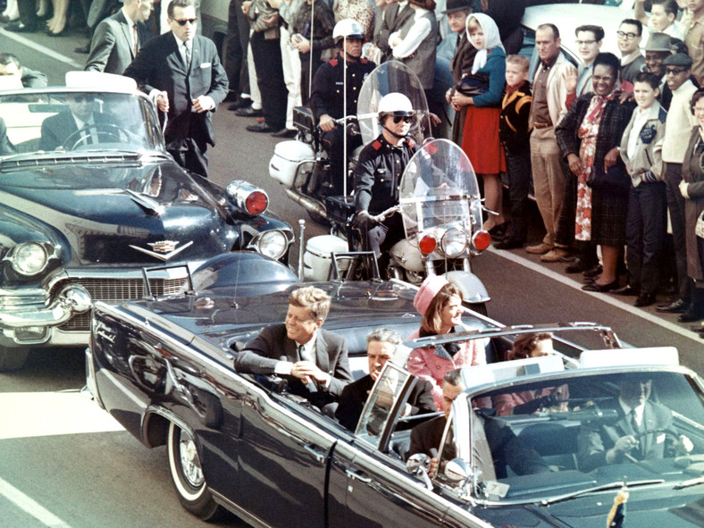 John F. Kennedy na minuty przed zamachem w Dallas
