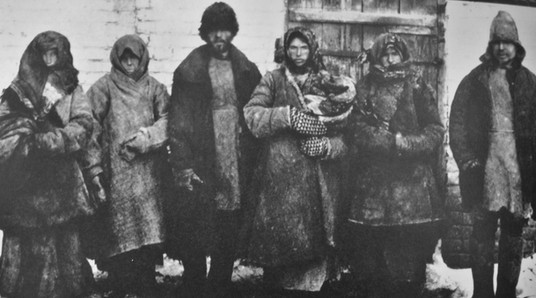 Chłopi z Buzułuku na południu Rosji zatrzymani podczas głodu w 1921 r. za kanibalizm. Odnaleziono przy nich szczątki ludzi, które zjadali