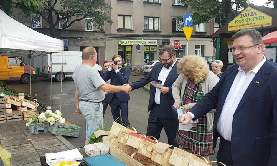 Wyborców szukali na targowisku!