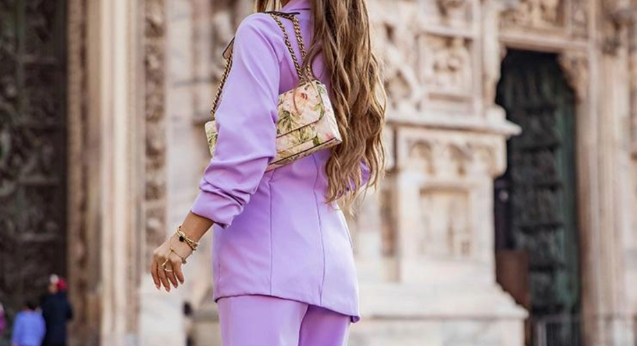 Ten liliowy garnitur jest kobiecy, stylowy i odejmuje lat. Teraz solidnie przeceniony