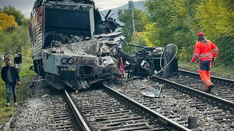 Pred tunelom v obci Jablonov nad Turňou došlo k zrážke dvoch rýchlikov.