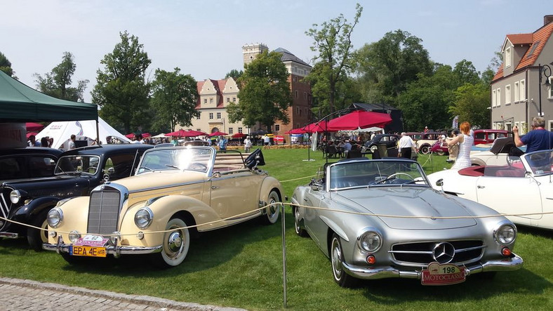 Mercedes-Benz 220 cabrio A (z lewej)  i 190 SL (z prawej)