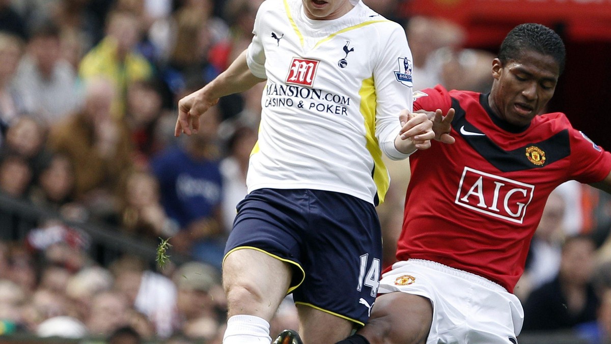 W meczu 36. kolejki angielskiej Premier League Manchester United pokonał na własnym boisku Tottenham Hotspur 3:1 (0:0). Dzięki dwóm bramkom Ryana Giggsa po karnych i jednej Naniego, Czerwone Diabły wciąż zachowały szanse na zdobycie mistrzostwa Anglii.