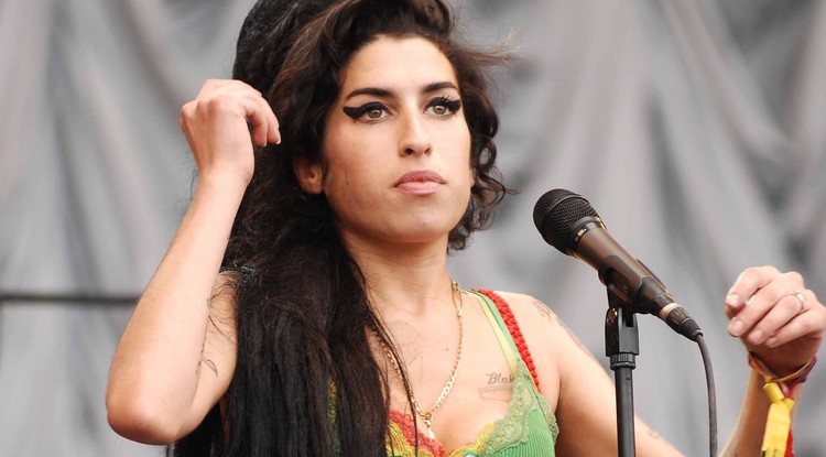 Itt egy eddig még soha nem látott videó Amy Winehouse 2008-as privát londoni koncertjéről