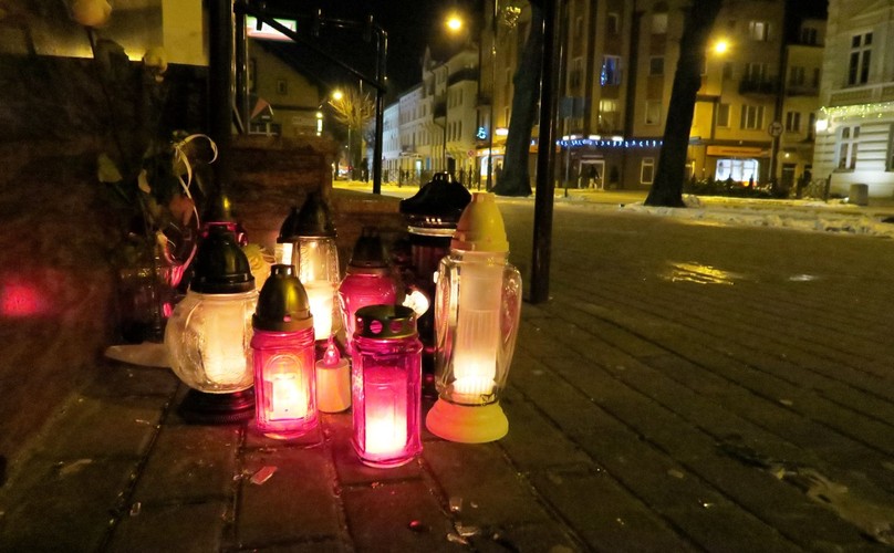 ZNICZE PRZED LOKALEM 'PRINCE KEBAB' W EŁKU