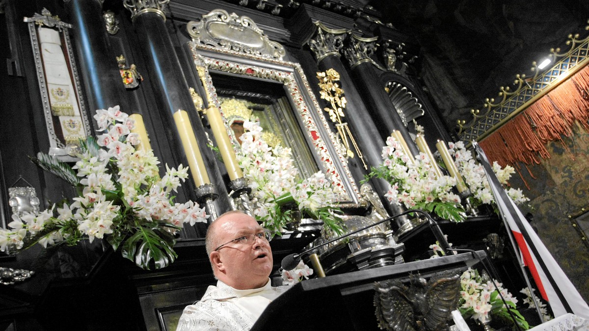 Jasnogórscy paulini zarzucają częstochowskiemu wydawnictwu Sfinks nierzetelność i wykorzystanie autorytetu jasnogórskiego sanktuarium w publikacji "Katastrofa smoleńska. Dzień po dniu, godzina po godzinie". Przeor Jasnej Góry o. Roman Majewski stwierdził, że książka to "gniot wydawniczy".