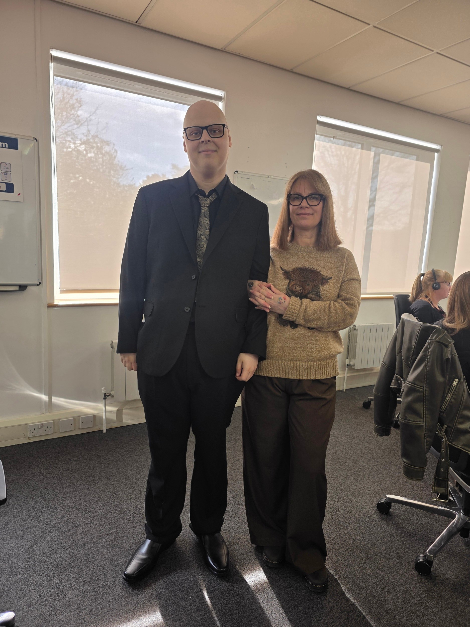 Chandlerovi pomáha jeho matka Lisa.