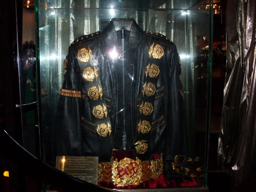 Kostium Michaela Jacksona, w którym wystąpił podczas trasy koncertowej Bad World Tour