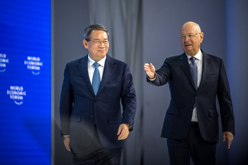 Li Qiang i Klaus Schwab na Światowym Forum Ekonomicznym w Davos, 16 stycznia 2024 r.