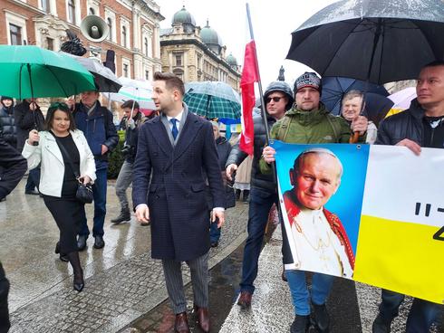 Patryk Jaki na marszu w Krakowie
