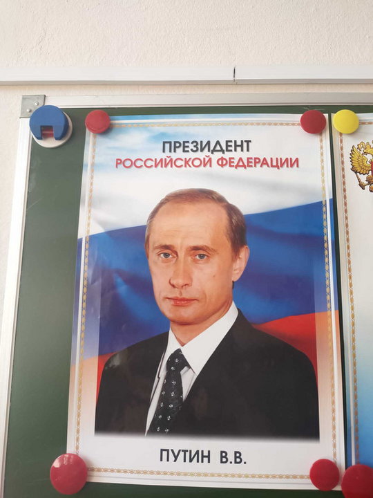 Na jednej z tablic wisi plakat z podobizną Władimira Putina