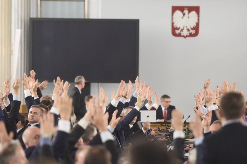 Zamieszanie ws. piątkowego głosowania. Mieli liczyć głosy, nie było ich nawet na sali!