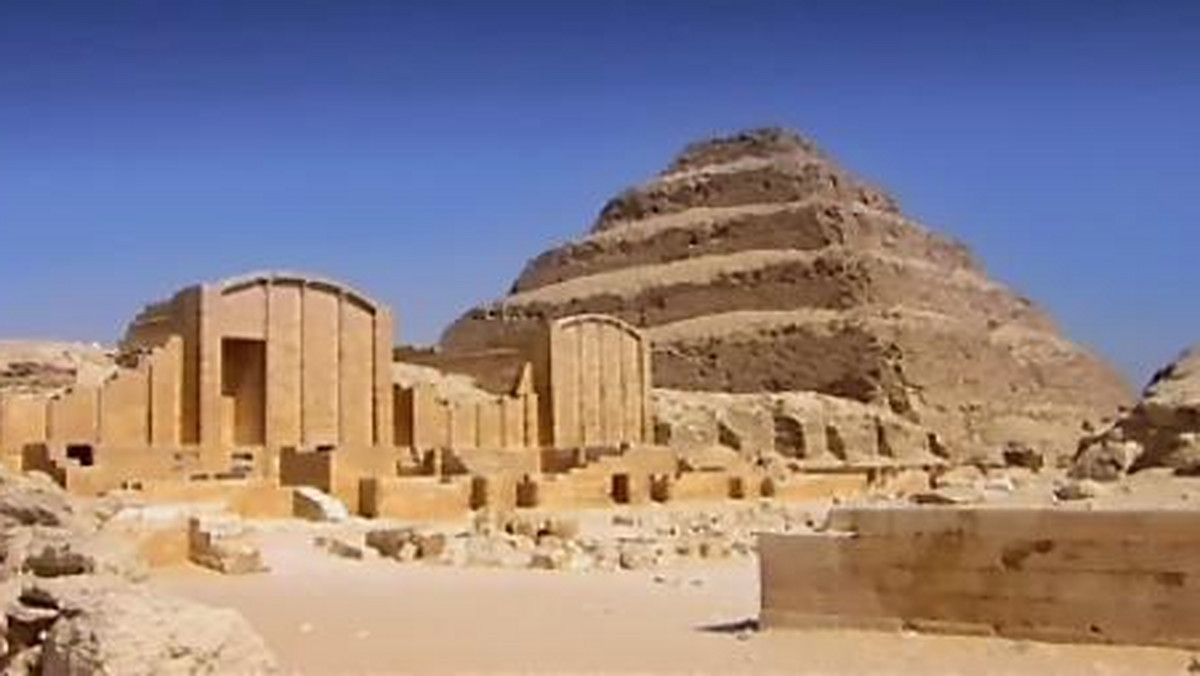 Faraon wiedział, że kamienna budowla może był wyższa i większa niż zwykle, stworzył więc "schody do nieba", którymi miał wejść do królestwa bogów. Warstwa po warstwie powstawała piramida schodkowa.
