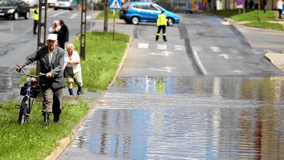 Zalane garaże, parkingi i podtopione ulice. To skutki gwałtownej burzy i ulewy, które przeszły w nocy nad Trójmiastem.