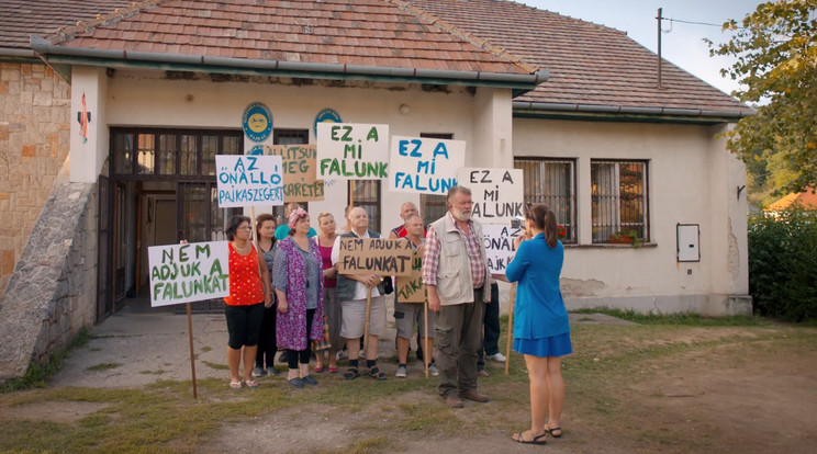 Ha kell, a falusiak kiállnak Füleki Károly polgármester mellett (és mögött... )/Fotó: RTL Klub