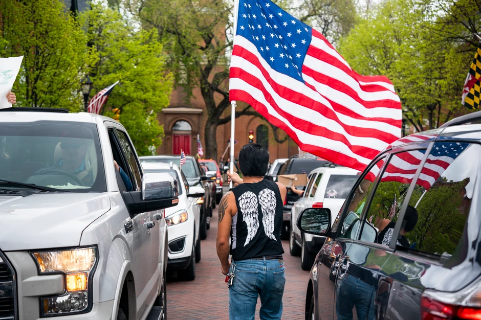 Teoretičari zavere služe se protestima protiv restriktivnih mera kako bi širili glasine (foto: Anapolis, Merilend)