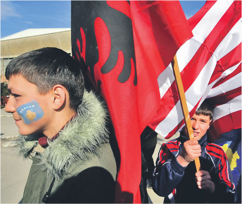 Demonstracja kosowskich Albańczyków w Mitrovicy Fot. AFP