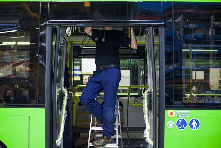 W tej sytuacji musimy szukać możliwości koncentracji produkcji w jednym miejscu, co pozwoli na obniżenie kosztów – oświadczył Hakan Karlsson, szef działu autobusów koncernu Volvo. Takim miejscem jest istniejąca od 1995 r. fabryka Volvo.