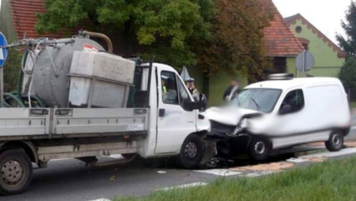 W piątek, po godz. 15 na drodze S3 na wysokości Gołaszyna pod Nową Solą zderzyły się dwa samochody. Dwie osoby trafiły do szpitala. Na miejscu zdarzenia znaleziono reklamówkę z narkotykami.