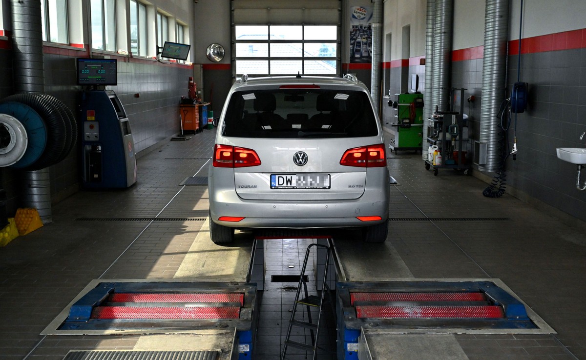 Srebrny Volkswagen Touran na ścieżce diagnostycznej podczas badania technicznego w SKP. Od 2026 roku nowe przepisy UE i system OBFCM uniemożliwią ukrycie usterek silnika i filtrów DPF