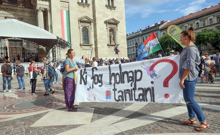 Több molinó is megjelent a diáktüntetésen / Fotó: Zsolnai Péter