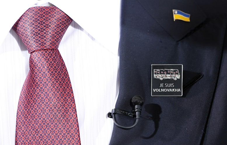 Prezydent Ukrainy Petro Poroszenko przed wywiadem dla telewizji Bloomberg. Perto Poroszenko ma przypinkę 'Je suis Volnovakha' (Jestem Wołnowacha) dla uczczenia pamięci 13 cywilnych ofiar autobusu ostrzelanego. dla uczczenia pamięci 13 cywilnych ofiar ostrzelanego autobusu. Forum Ekonomiczne w Davos 2015, 21.01.2015, Szwajcaria.